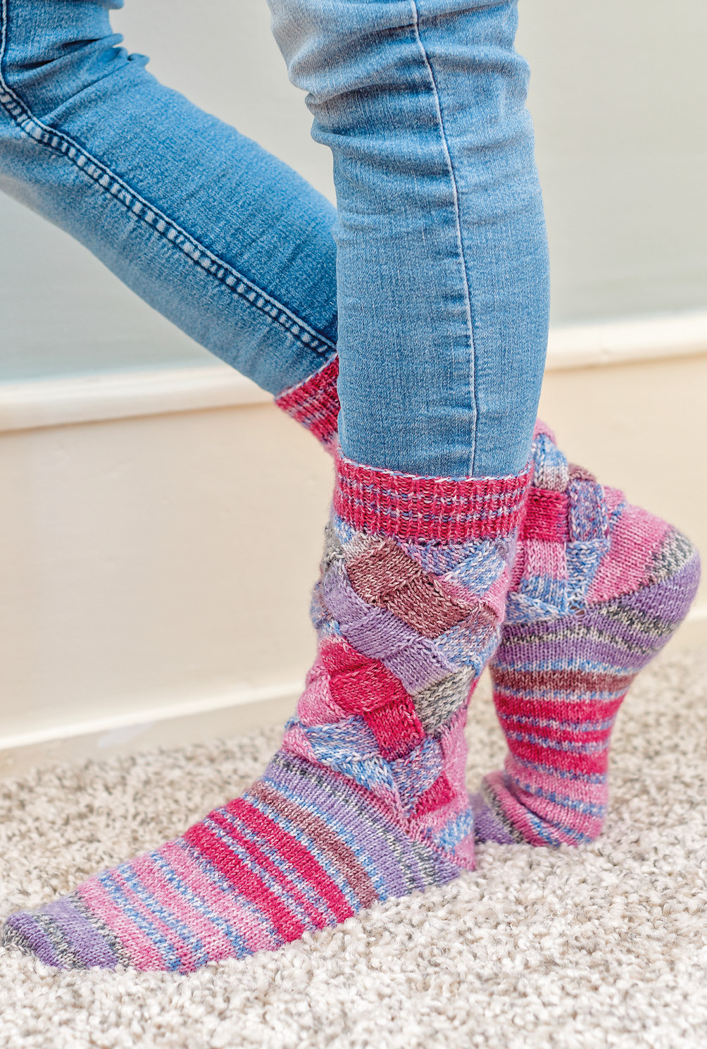 Gestrickte Flechtmustersocken in Beere-Mix