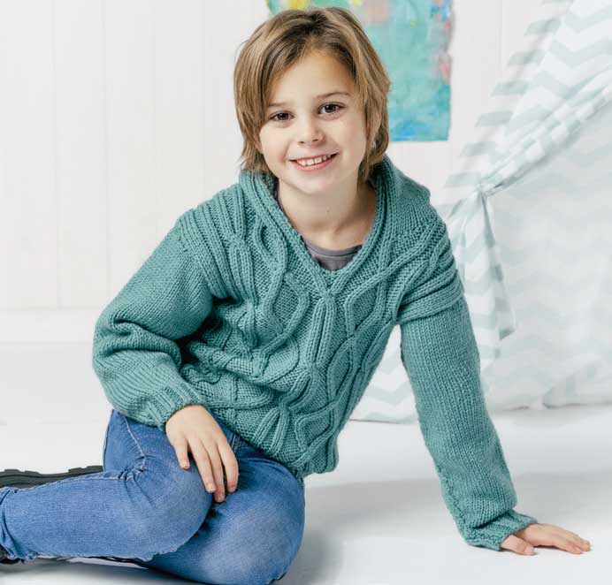 Türkisfarbener Strickpulli mit Zopfmuster, modisch, handgemacht. Kombiniert mit blauen Jeans. Komfortabel und leger.