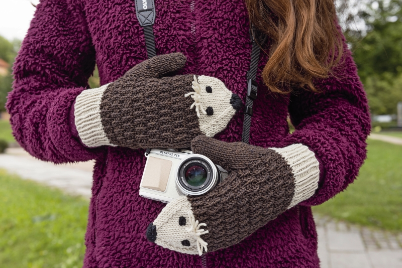 Strickhandschuhe in Braun und Creme mit Igelmuster. Flauschiges, modisches Design, DIY-Stil.