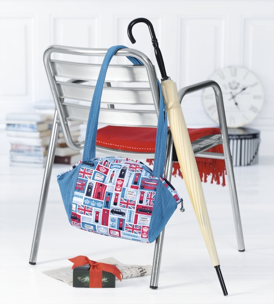Modische DIY-Tasche mit britischem Muster und blauen Akzenten, einzigartiger Schnitt.