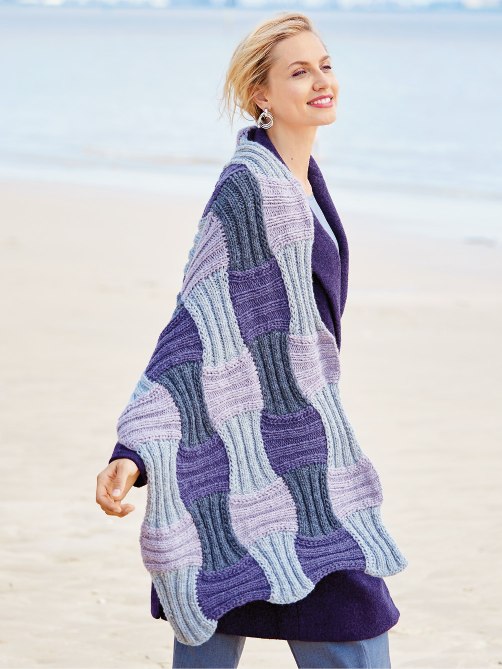 Modellansicht Bild 1: Stola im Patchwork-Stil in Grau, Flieder und Violett