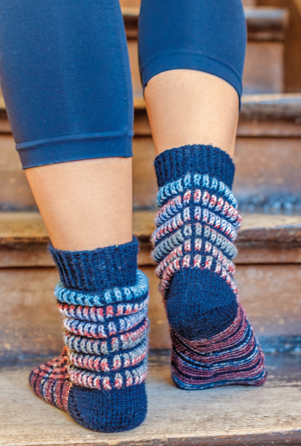 Gestrickte blau-bunte Socken mit Patentrippenmuster