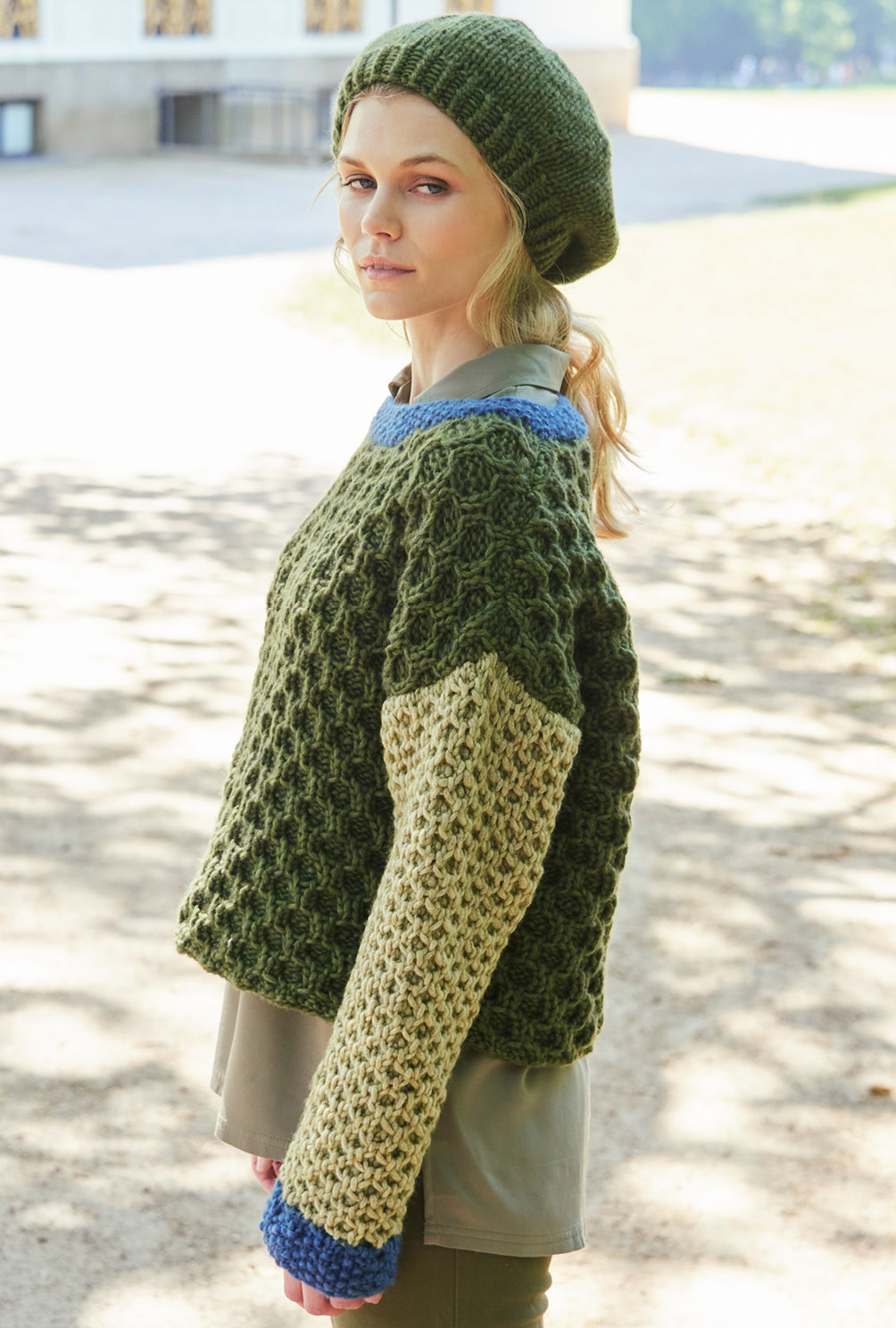 Modellansicht Bild 5: Pulli in Moos- und Lindgrün und Baskenmütze in Moosgrün