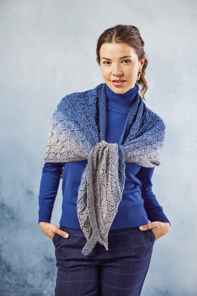 Handgestrickter Schal in blau-grauem Farbverlauf, kombiniert mit marineblauem Rollkragenpullover. Zeitlos elegant.