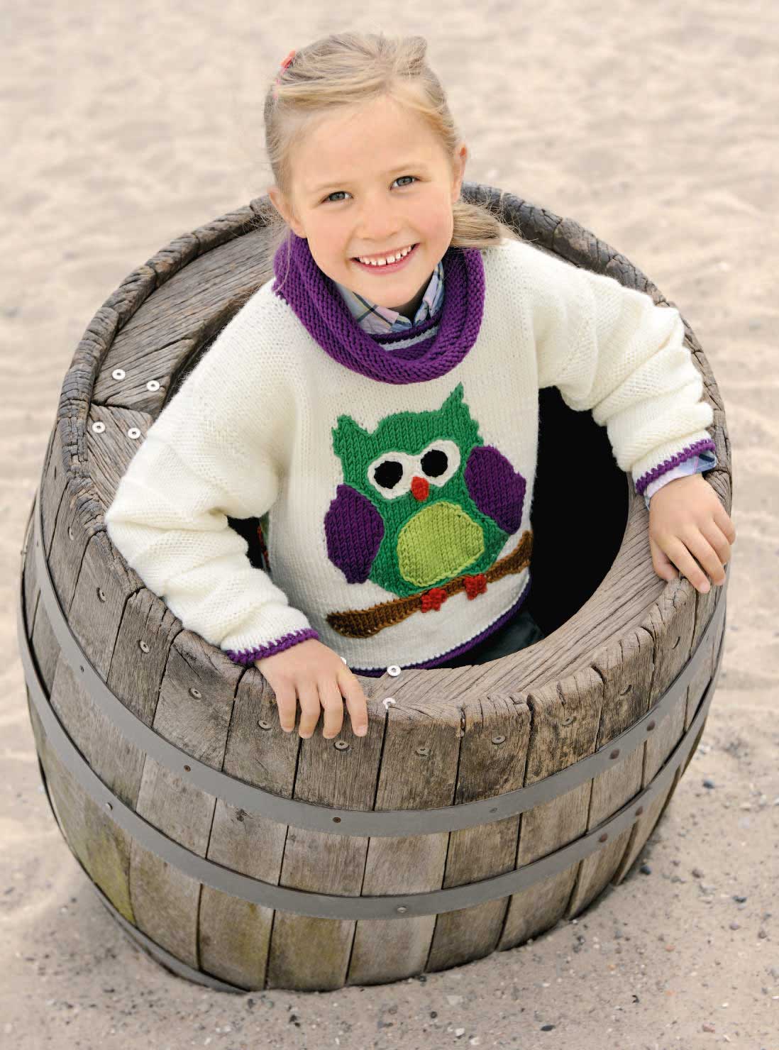 Weißer Strickpullover mit bunter Eulen-Applikation. Violette Details, handgemacht, modisch-verspielt.