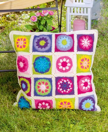 Buntes Kissen mit Granny Squares