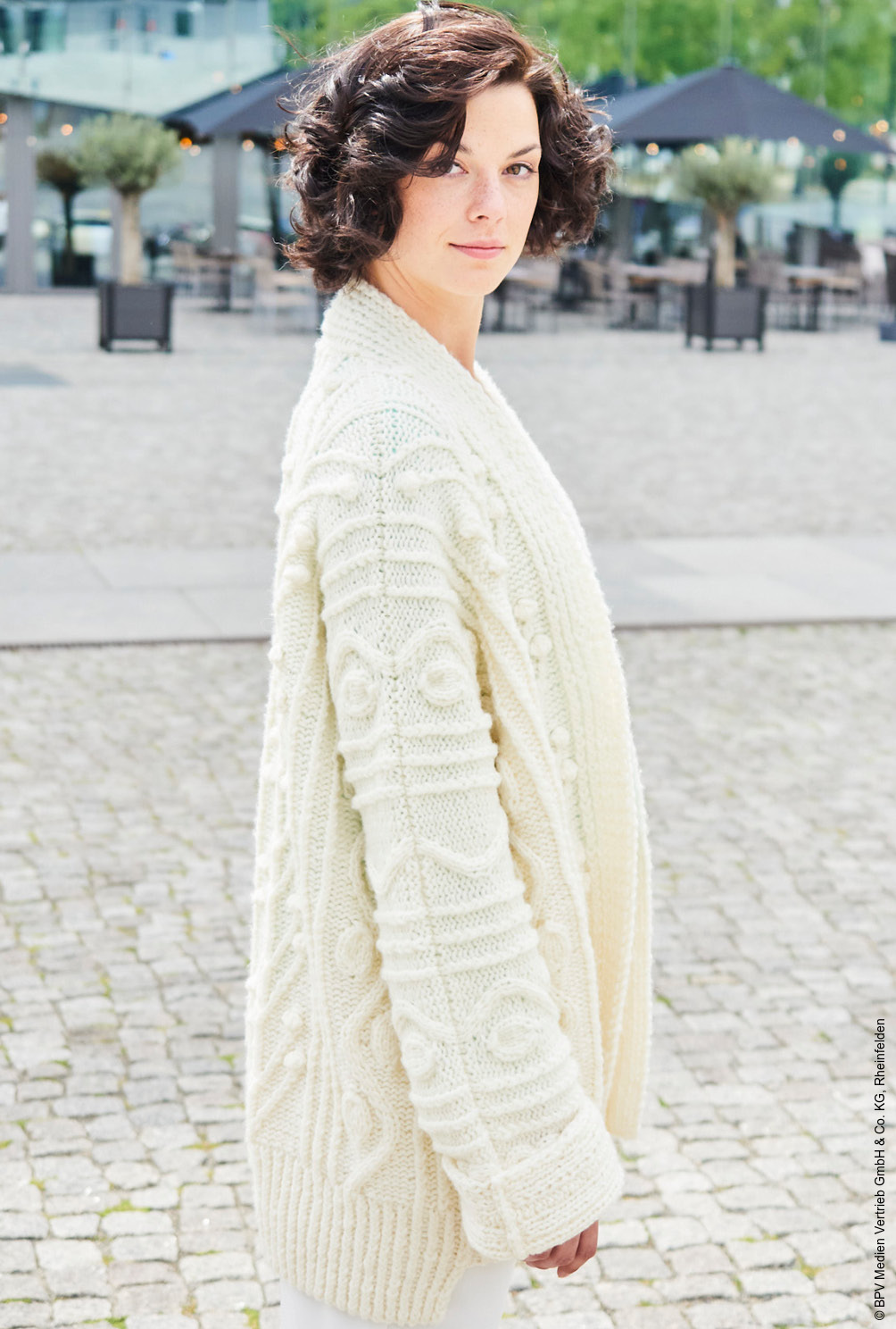 Modellansicht Bild 4: Jacke mit Aranmuster in Wollweiß
