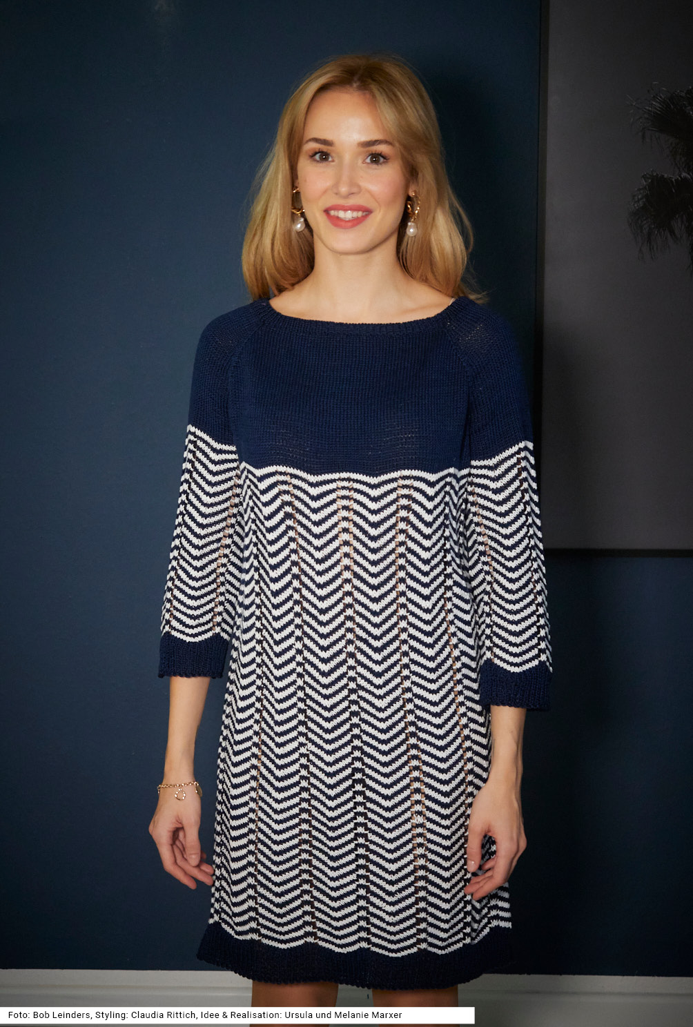 Modellansicht Bild 2: Kleid mit Zackenmuster in Dunkelblau und Weiß