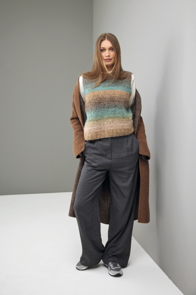 Modischer, gestreifter Pullover in Handarbeit, brauner Cardigan, weit geschnittene graue Hose.