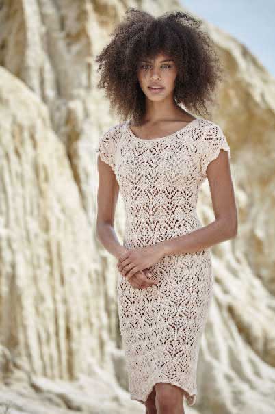 Handgefertigtes Häkelkleid in Creme, florales Muster, eng anliegend, sommerlich, elegant, modisch.