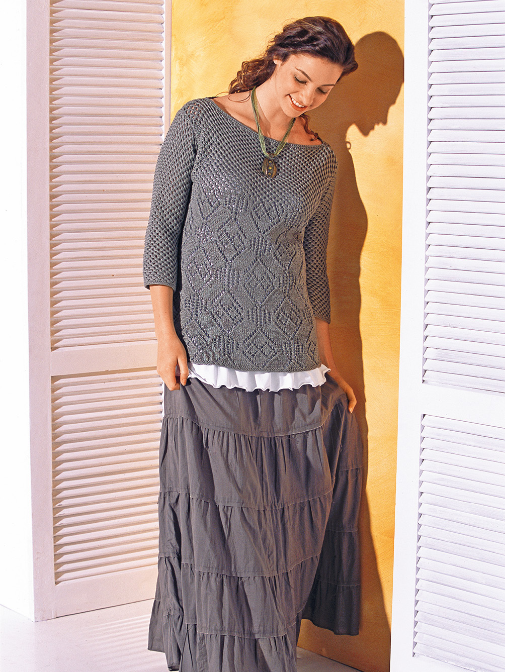 Modellansicht Bild 1: Schlammfarbener Pulli mit Ajourmuster und Netzmusterpasse