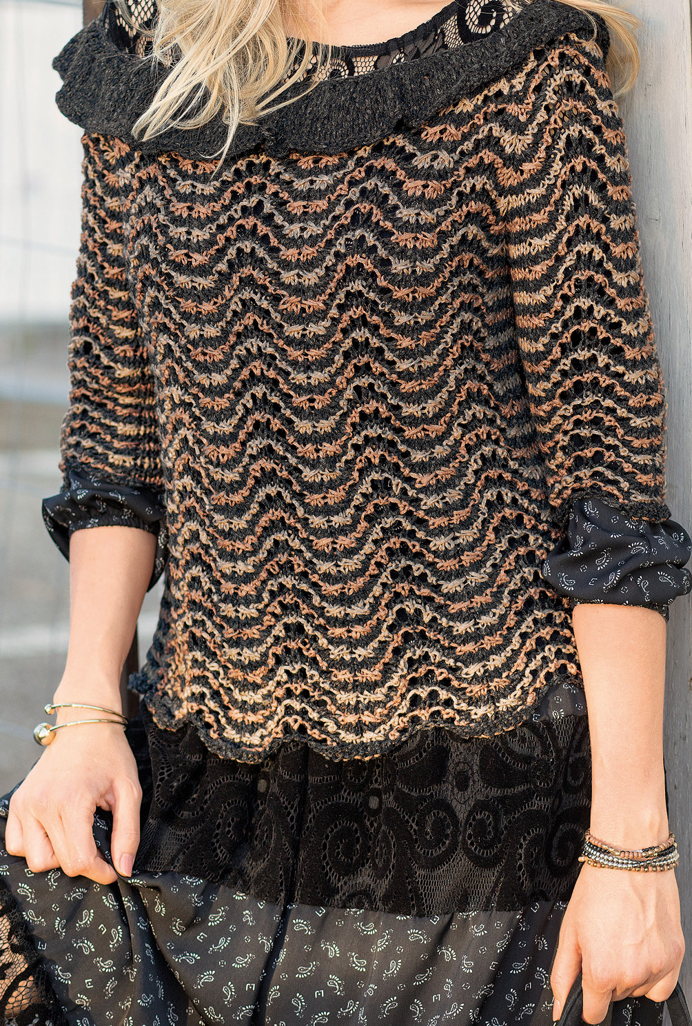Modellansicht Bild 4: Gestrickter Wellenmusterpulli mit Carmen-Ausschnitt