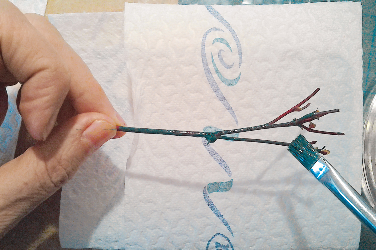 Selbstgemachter Draht mit blauem Band umwickelt. Einfallsreiches, handgefertigtes Design mit Pinsel.