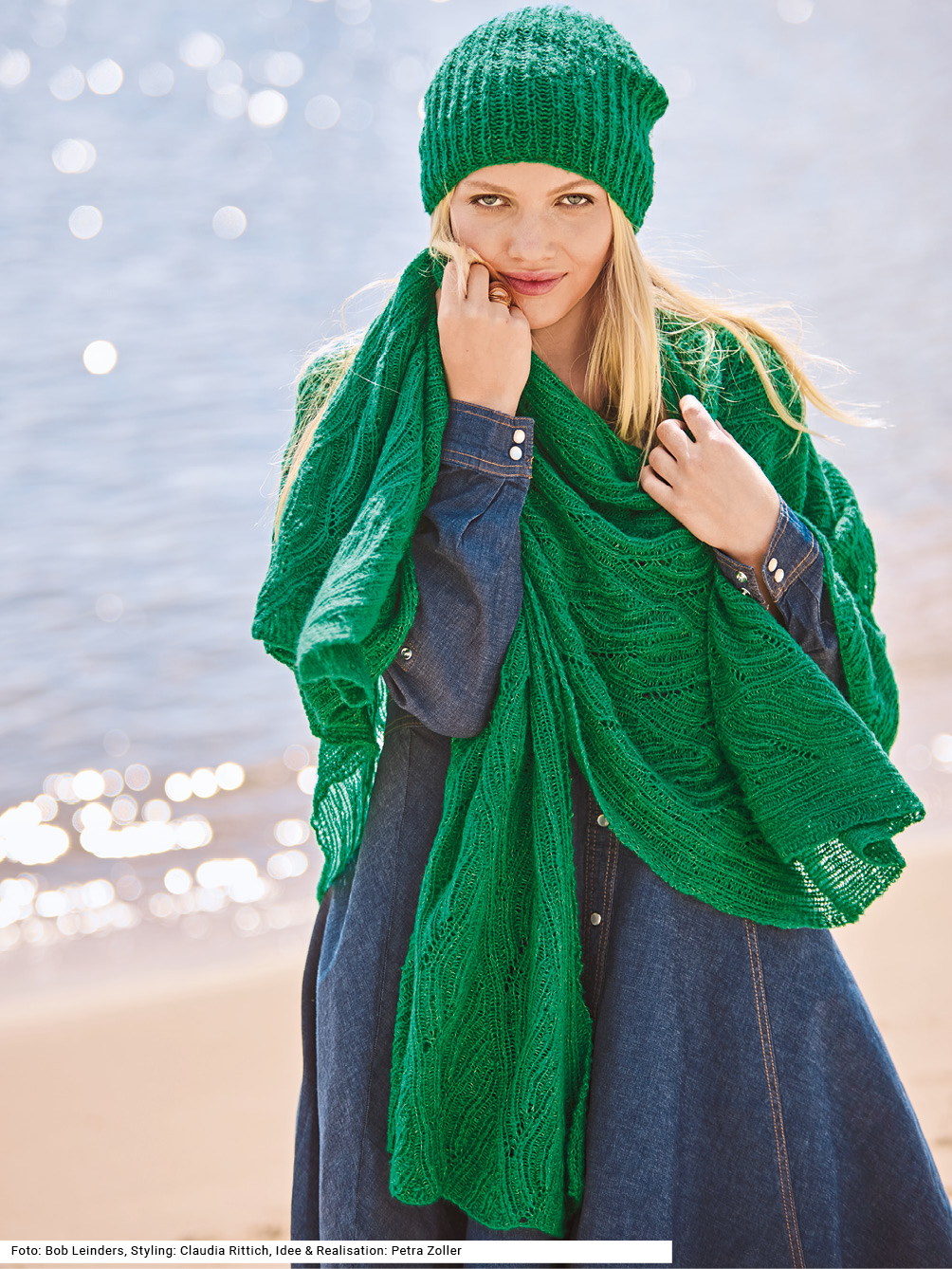 Modellansicht Bild 1: Poncho im Ajourmuster und Patentmütze