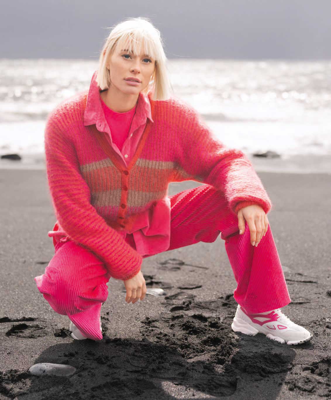 Rosa Strickjacke und pinke Hose, grob gestrickt, modisch, DIY-Charme, auffällige Farbkombination.