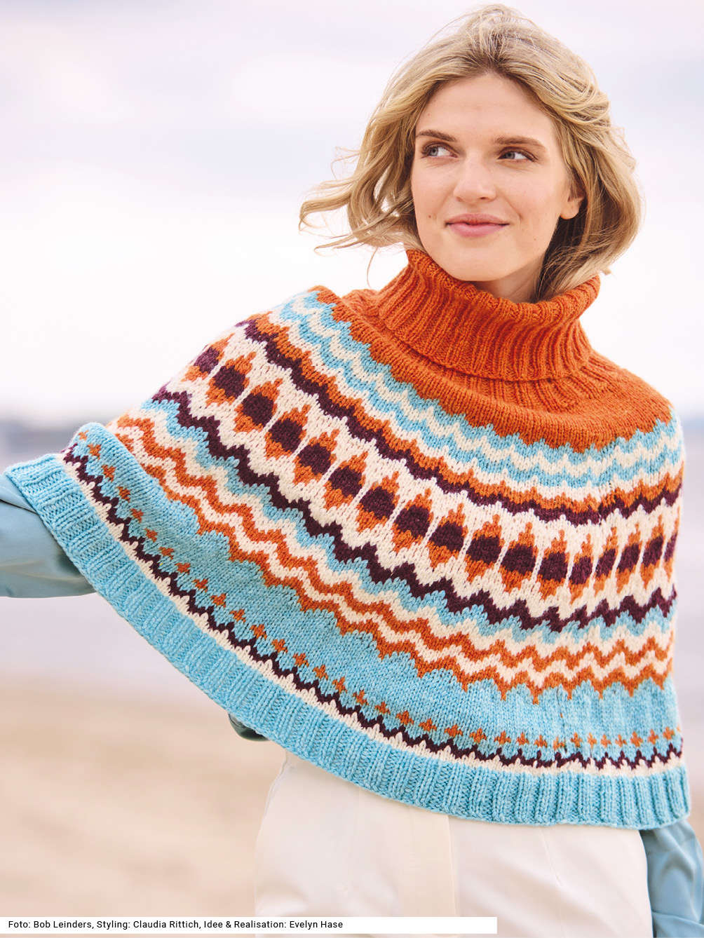 Modellansicht Bild 1: Pelerine im Jacquardmuster