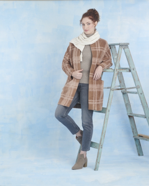 Karierter Mantel in Braun, lockerer Schnitt, stilvoller DIY-Look, kombiniert mit Jeans & cremefarbenem Schal.