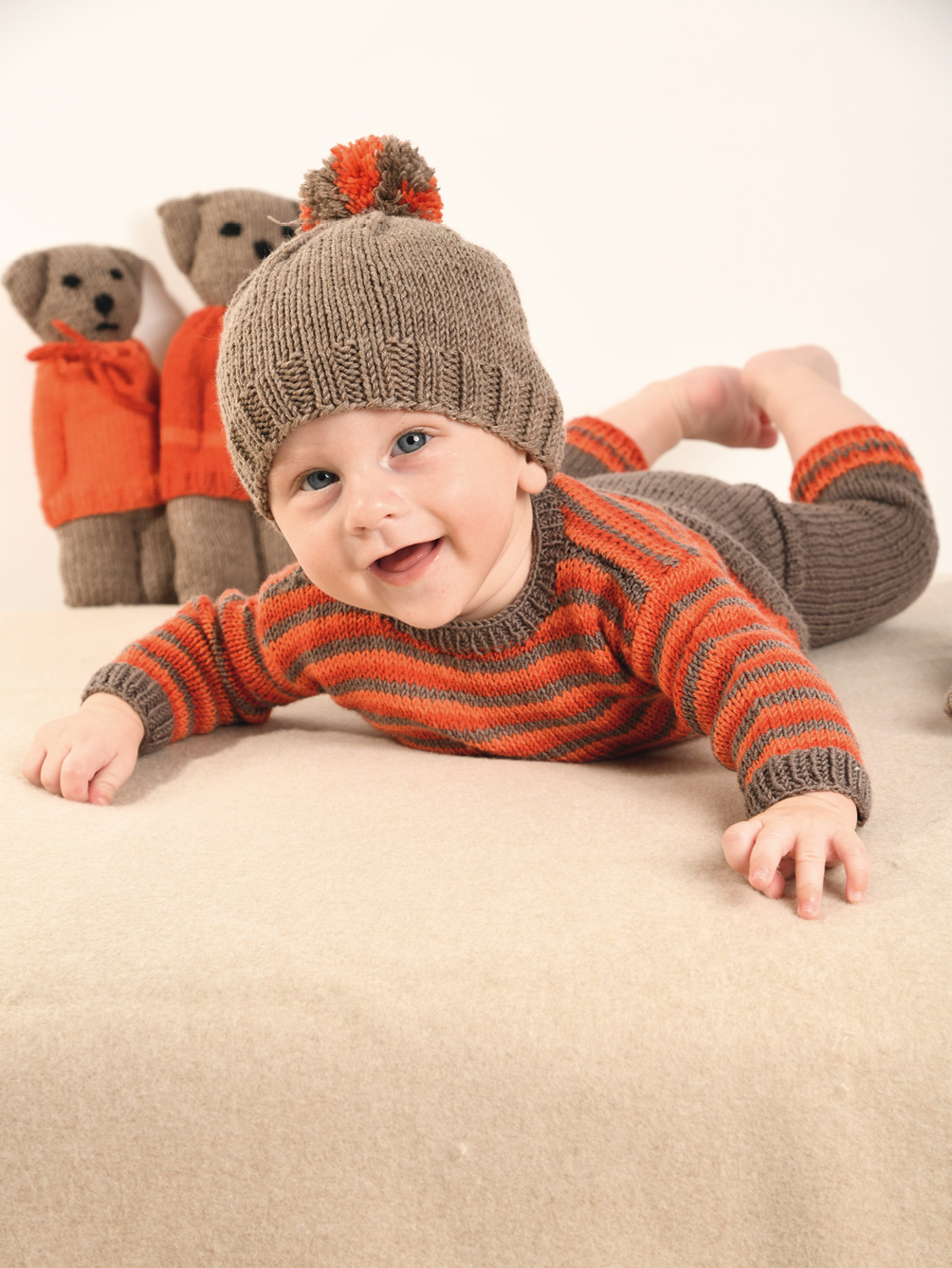 Strick-Set aus Babymütze, -pulli, -hose und Kuschelteddyfamilie in Graubraun