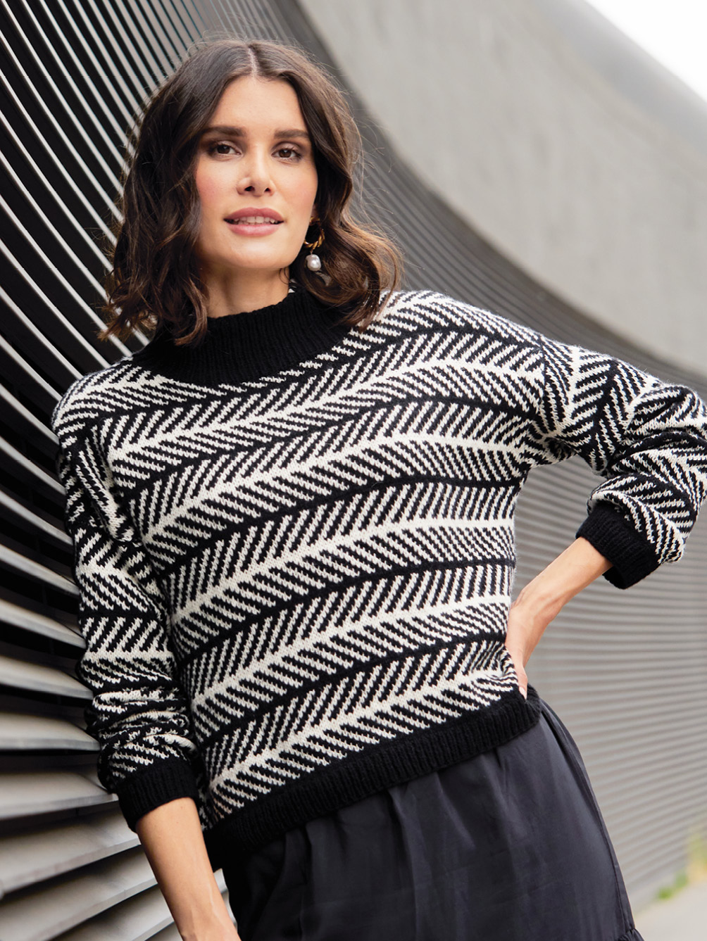 Modellansicht Bild 1: Jacquardpulli in Schwarz-Natur