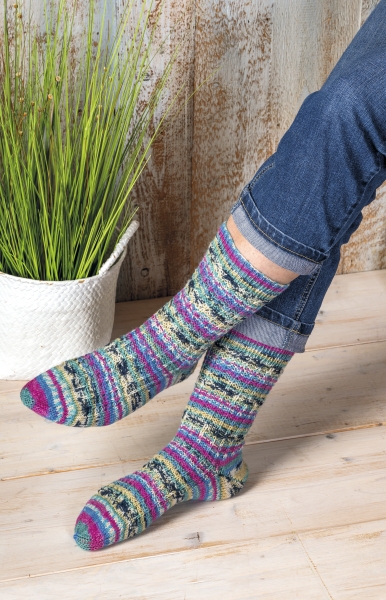 Modische, handgemachte Stricksocken mit buntem Streifenmuster und kräftigen Farben. Perfekt für DIY-Fans.