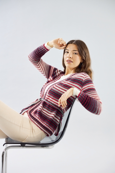 Modische Strickjacke in Rot- und Lilatönen, gestreift, handgemacht, figurbetonter Schnitt, DIY-Charakter.