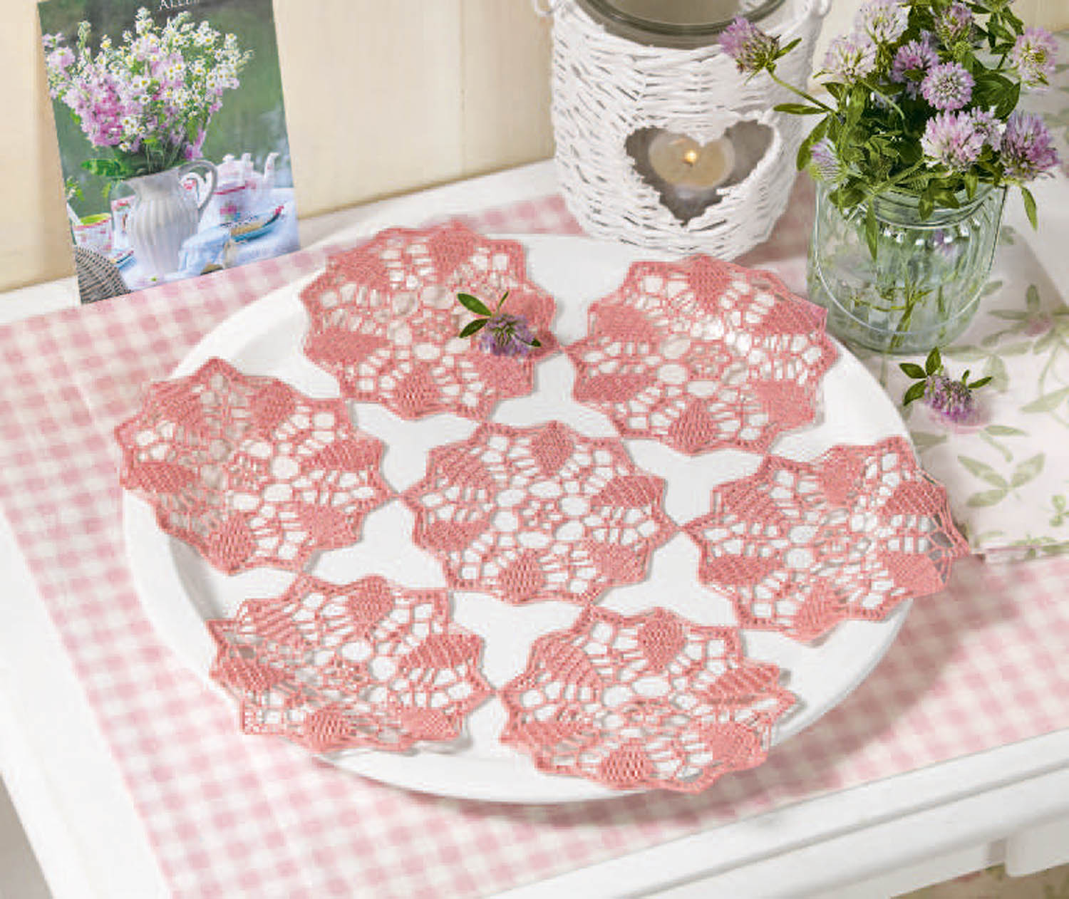 Rosa, handgemachte Spitzenuntersetzer mit filigranem Blumenmuster; perfekt für charmante Tischdekoration.