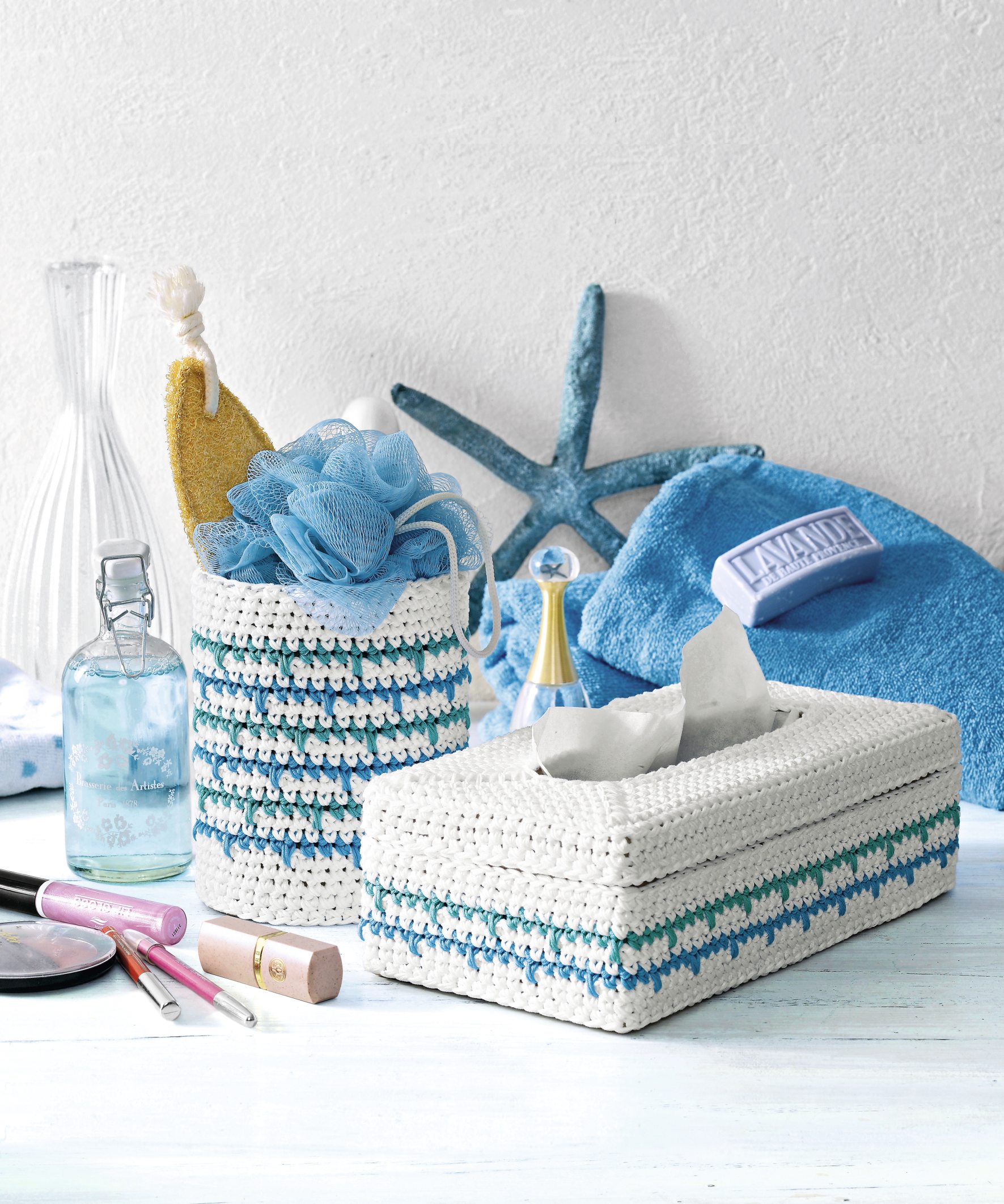 Handgemachte, gehäkelte Körbchen in Blau-Weiß. Modisches Streifenmuster, ideal für Badezimmer-Accessoires.