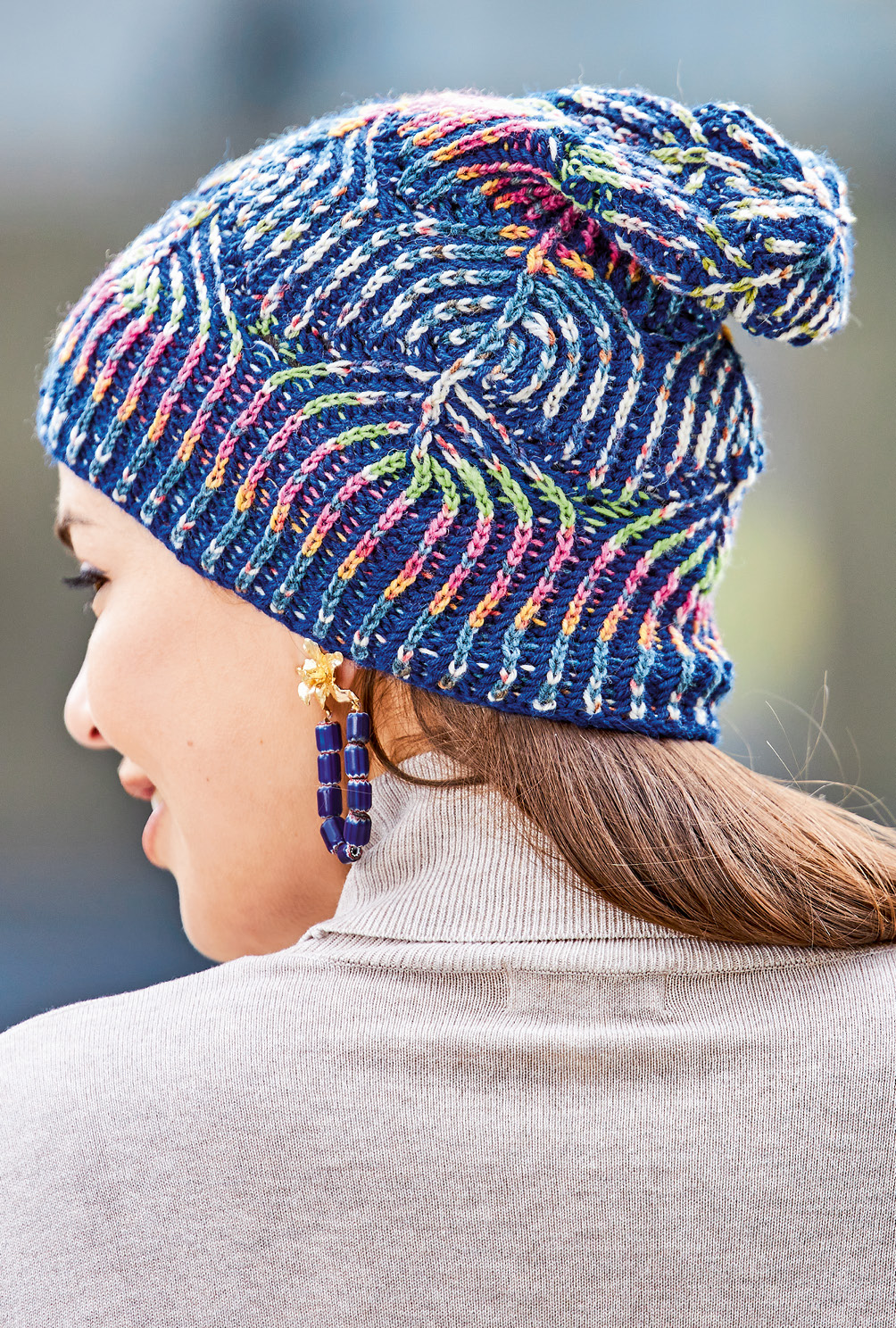 Modellansicht Bild 4: Mütze und Schal im Farbverlauf im Briochemuster (Patentmuster)