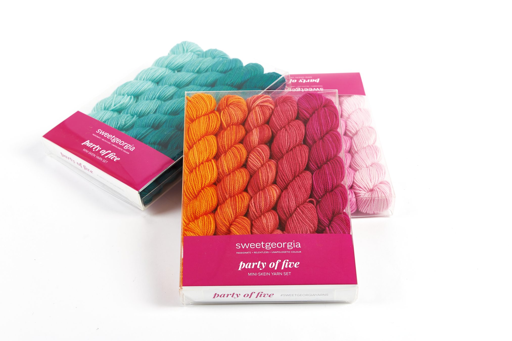 Bunte Garnsets in TĂŒrkis, Orange und Rosa; ideal fĂŒr modische DIY-Projekte. Handarbeit, kreativ, vielseitig.