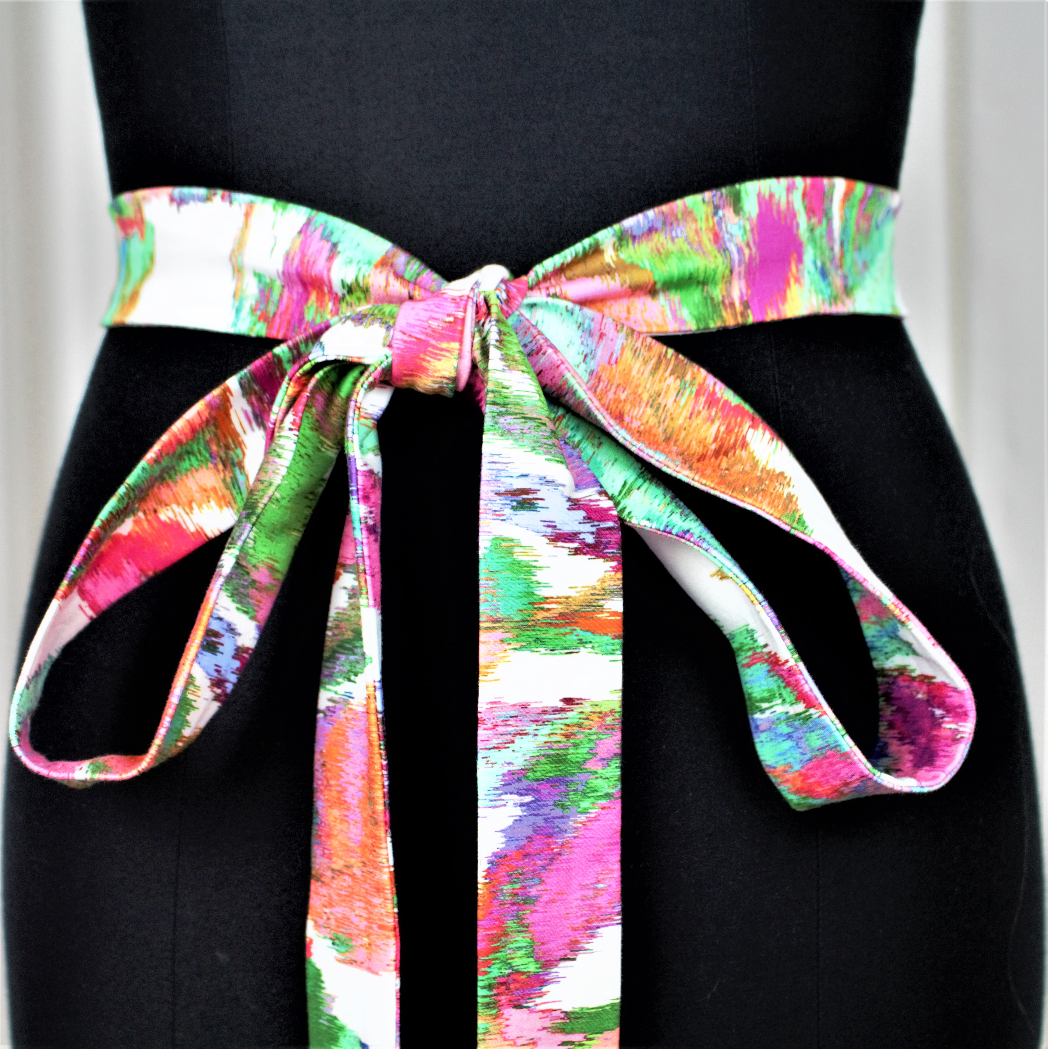 Bunter, gemusterter Stoffgürtel mit breitem Schnitt. Modisch, handgemacht, mit lebendigen Farben und Mustern.