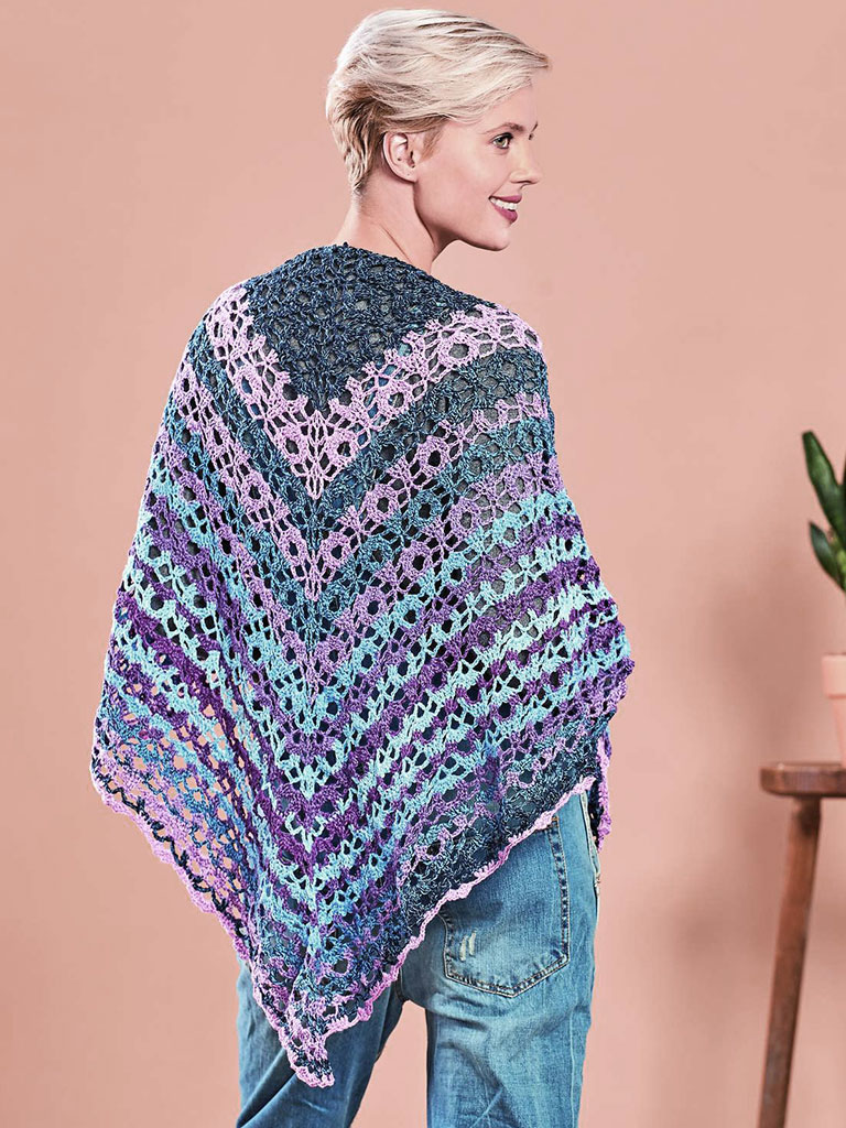 Woolly Hugs Bobbel-Tuch gehäkelt, in den Farben Lavendel, Flieder und Blau Modellansicht Bild 1: Woolly Hugs Bobbel-Tuch gehäkelt, in den Farben Lavendel, Flieder und Blau