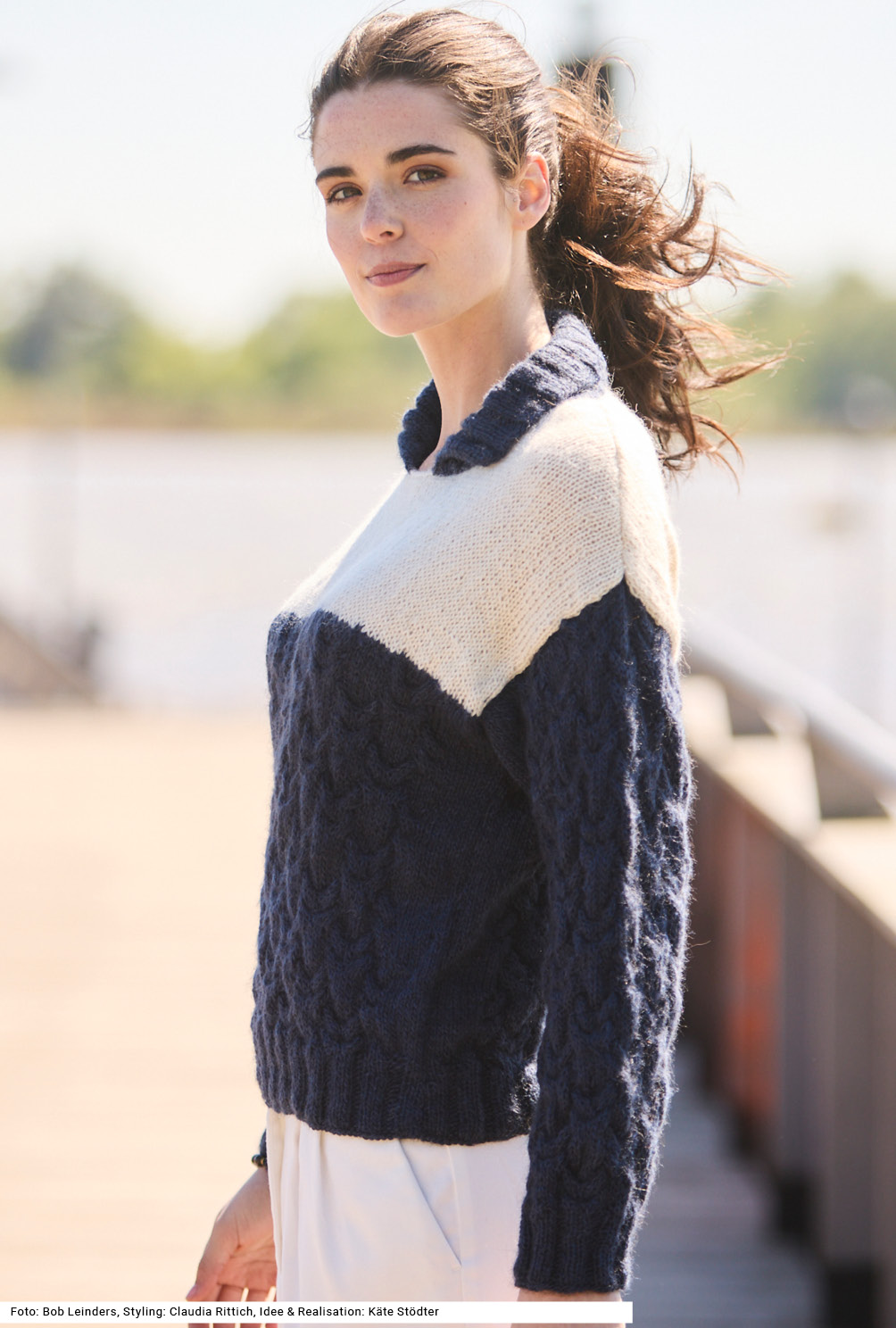 Modellansicht Bild 3: Zopfmusterpulli mit Passe