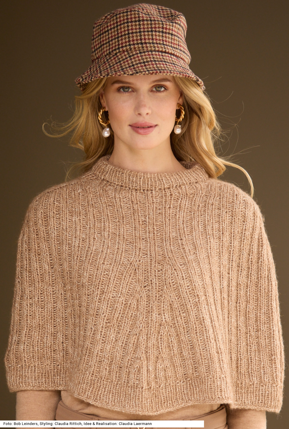 Modellansicht Bild 2: Poncho im Rippenmuster