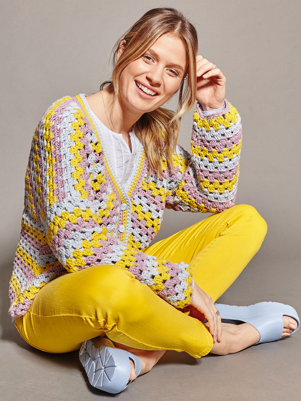 Modellansicht Bild 1: Dreifarbiger Cardigan im Retro-Look
