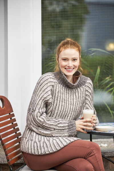 Grauer, grob gestrickter Pullover mit breitem Kragen; gemütlich, handgefertigt, modern, warmes Design.