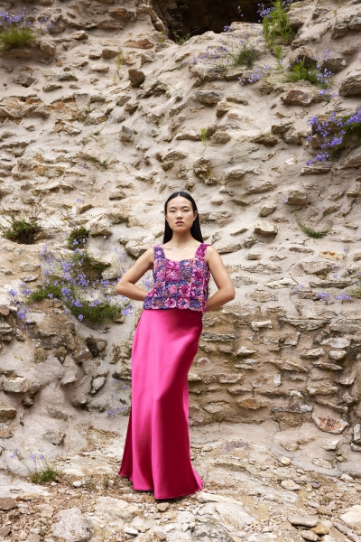 Modisches, handgemachtes Outfit: Pinke, fließende Satin-Rock, bunter Blumen-Top. Lebendige Farben, kreativer Schnitt.