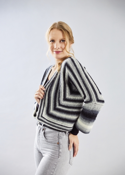 Modische, handgemachte Jacke mit markanten Streifenmustern in Schwarz-Weiß-Grau und breiten Ärmeln.