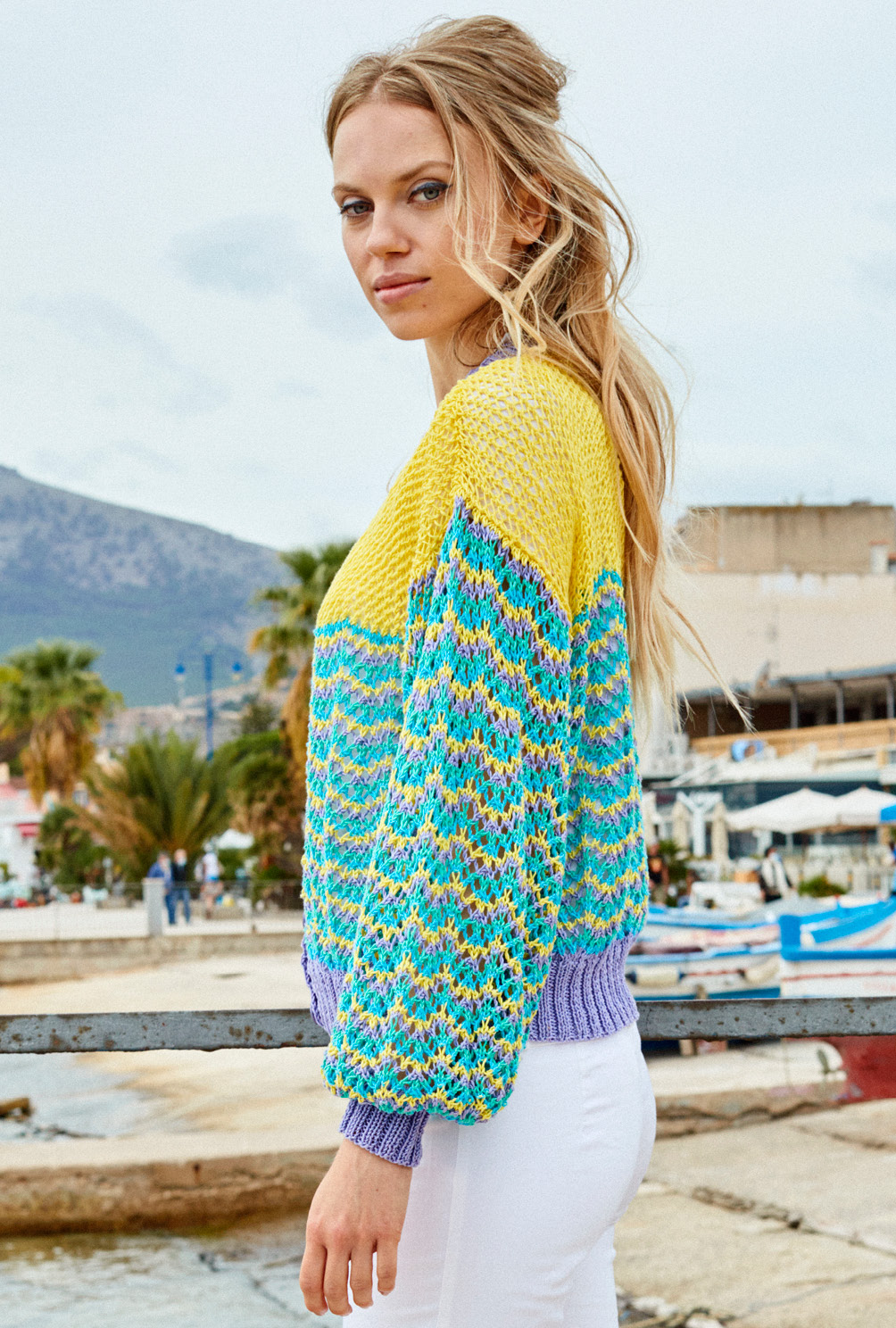 Modellansicht Bild 6: Farbe macht das Leben bunter! Fröhliche Jacke mit Netz- und Wellenmuster