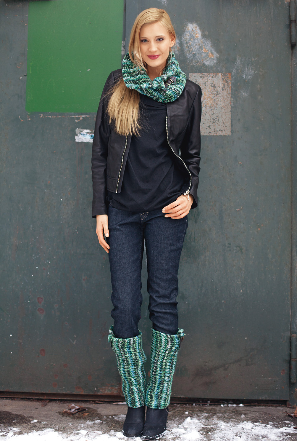 Modellansicht Bild 2: Mint-Petrol-Türkis-farbener Loop und Stulpen mit Schnallen