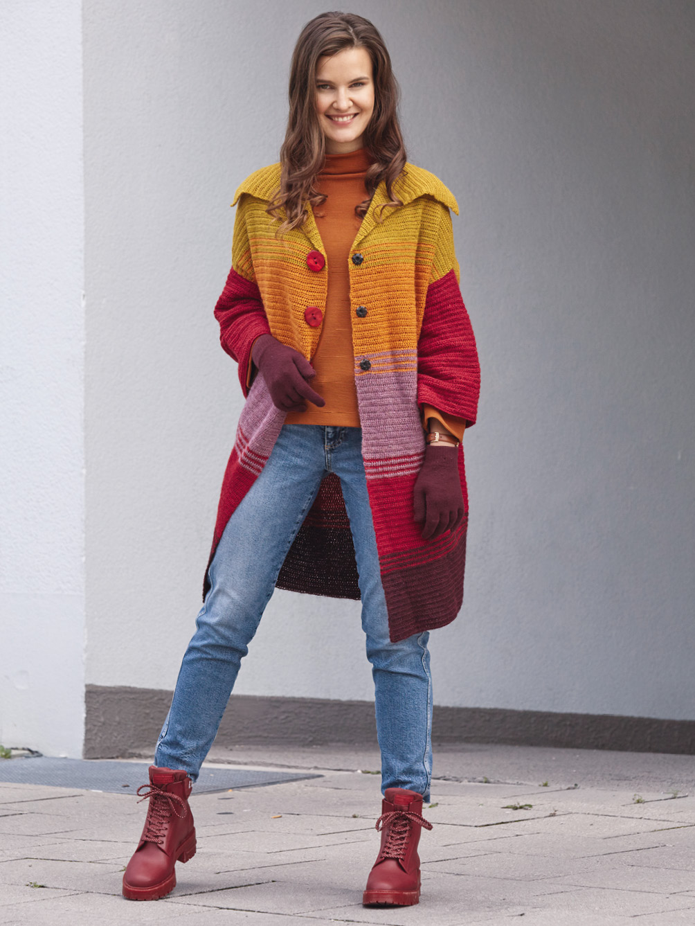 Jacke oder Kurzmantel: mit sechs Farben im Halbstäbchenmuster gehäkelt Modellansicht Bild 1:  Jacke oder Kurzmantel: mit sechs Farben im Halbstäbchenmuster gehäkelt