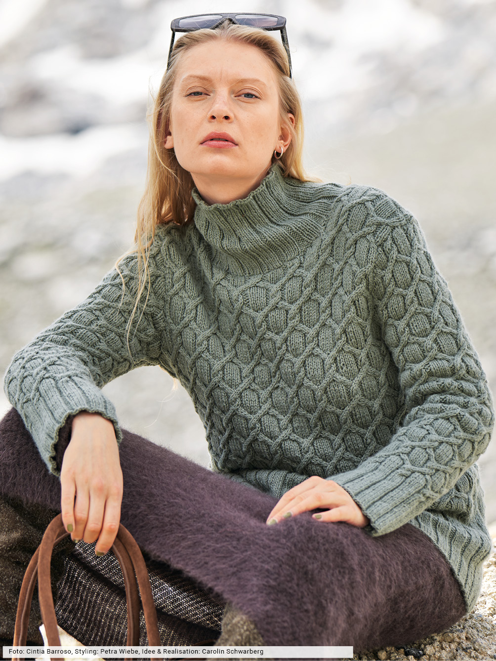 Modellansicht Bild 1: Zopfmusterpulli mit hohen Bündchen
