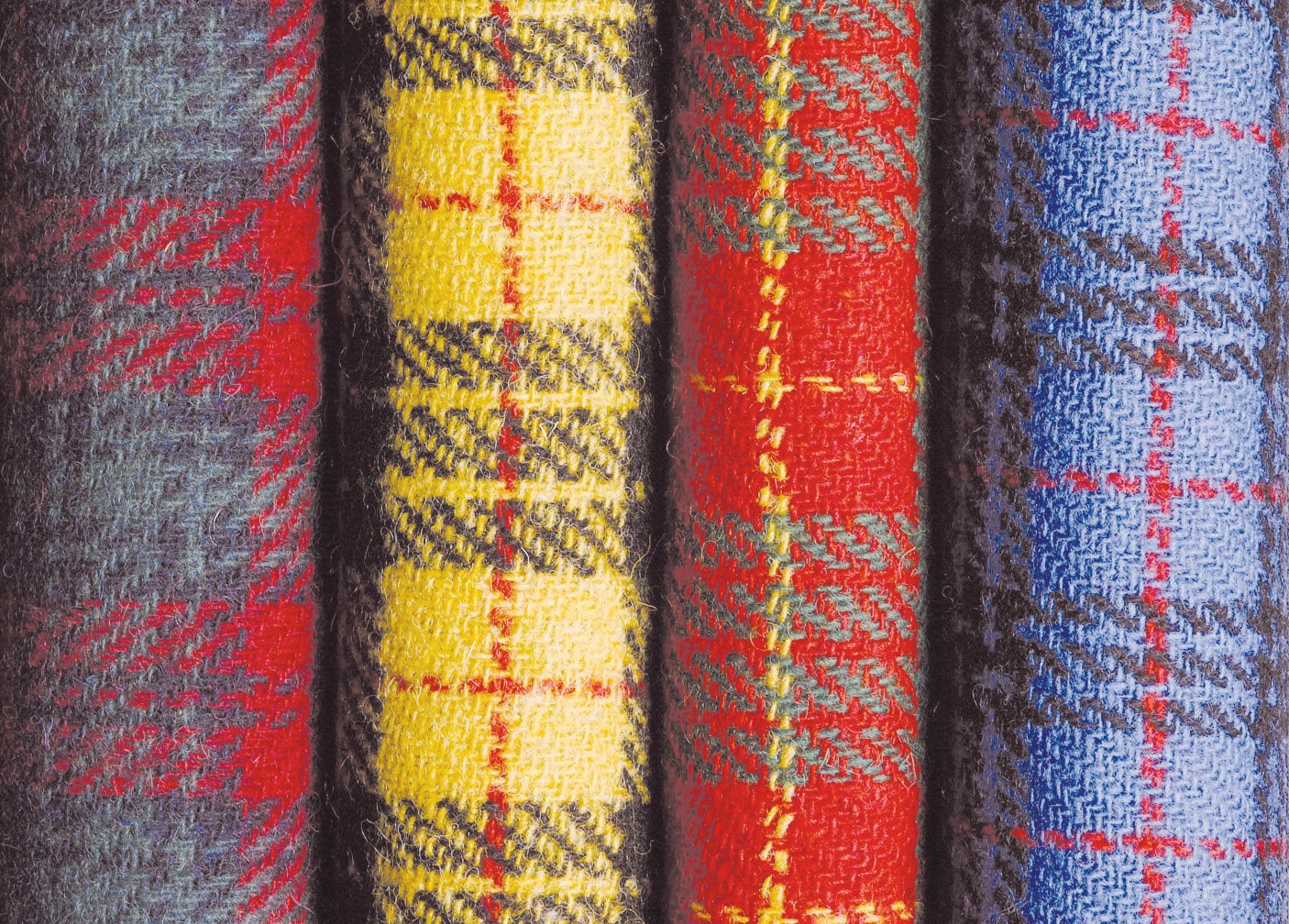 Farbenfrohes Karo in Rot, Gelb, Blau; traditionelles, modisches Design; handgemachte Optik.