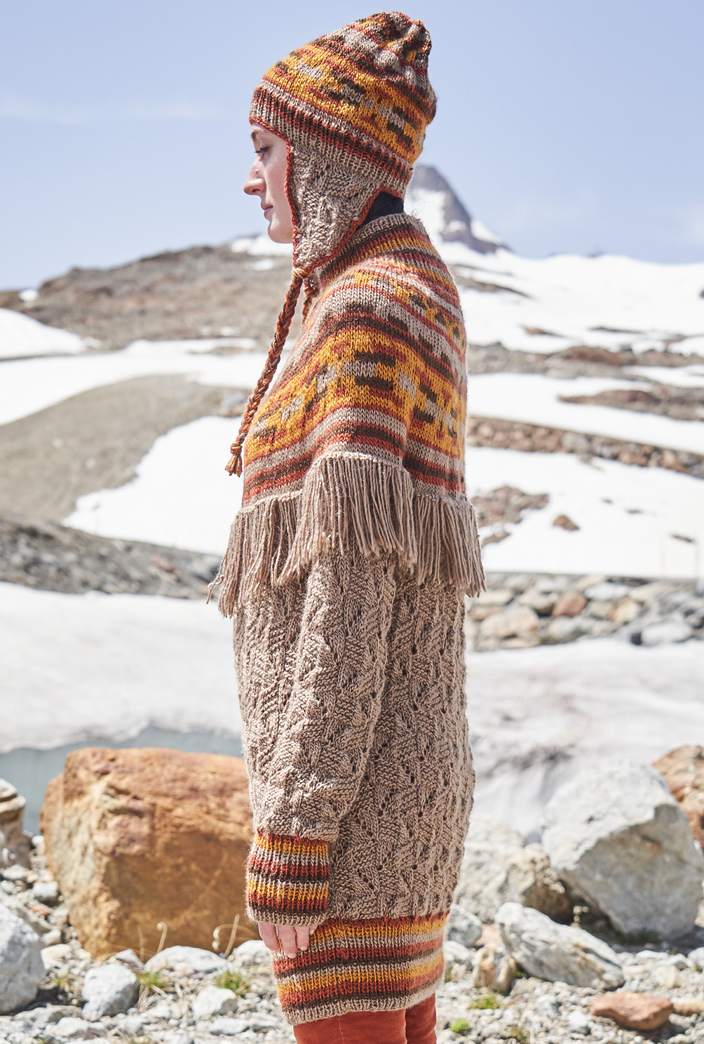 Modellansicht Bild 5: Markante Strukturen und bunte Streifen setzen Pulli und Mütze im Szene!