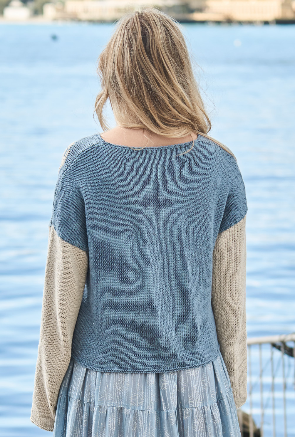 Modellansicht Bild 6: Pulli mit Rosenmotiven