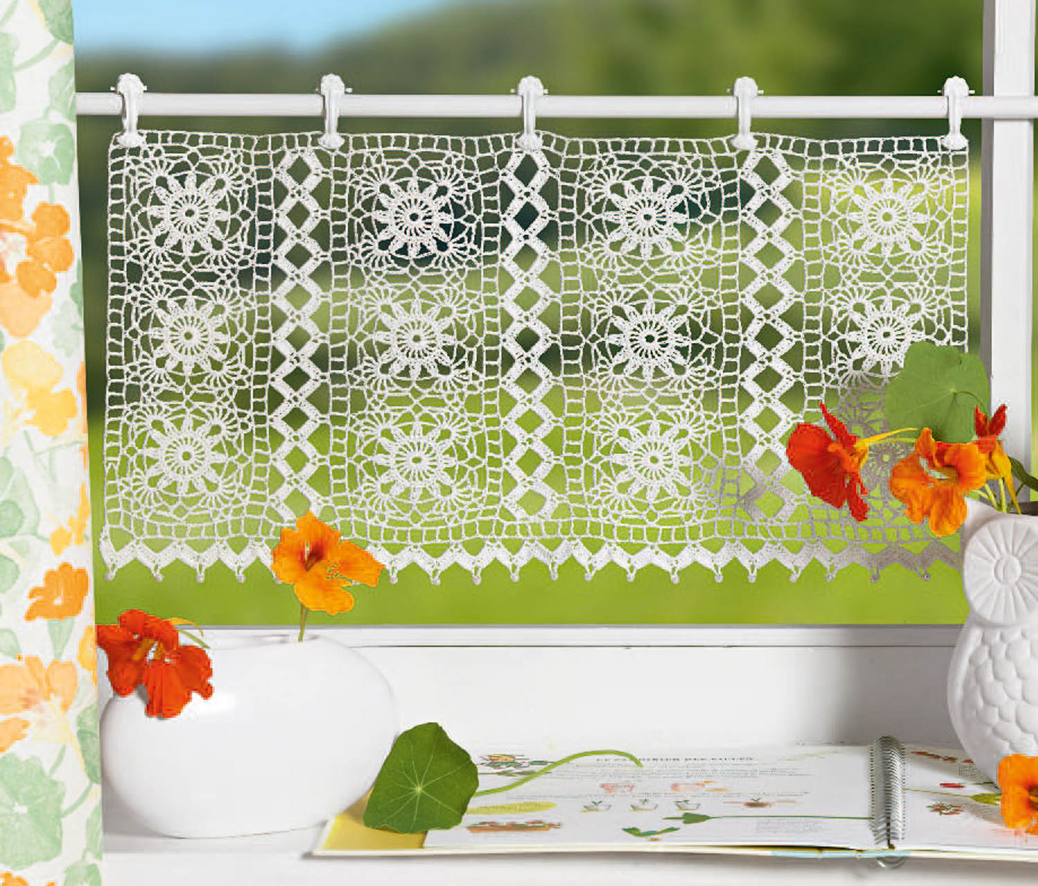 Weiße gehäkelte Gardinen mit Blumenmuster, handgemacht, elegant und filigran.