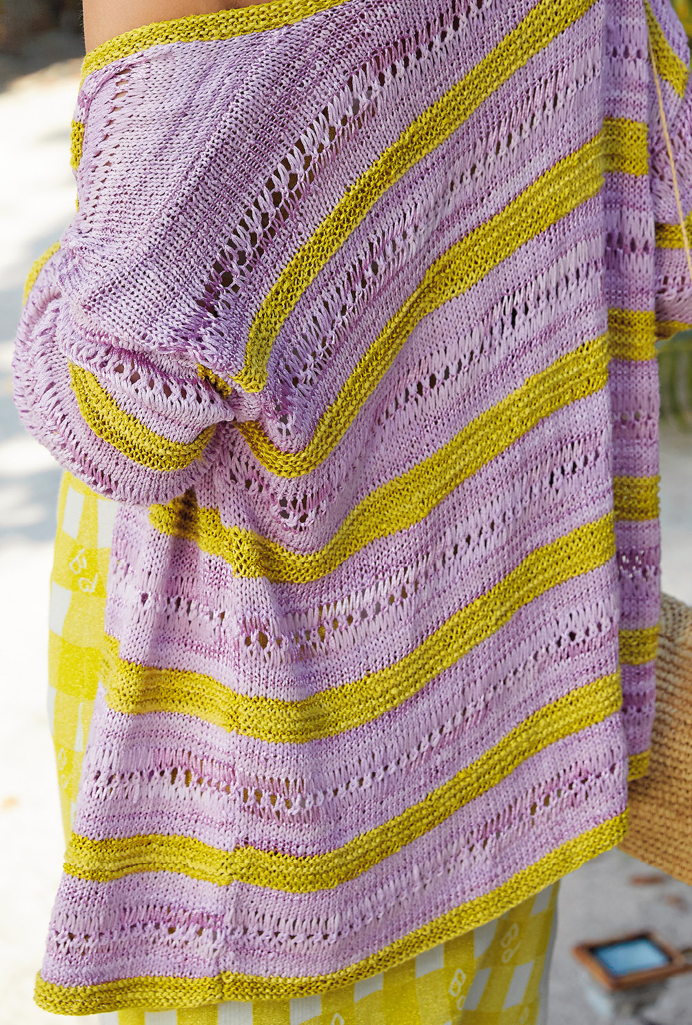 Modellansicht Bild 4: Jacke mit zweifarbigen Streifen