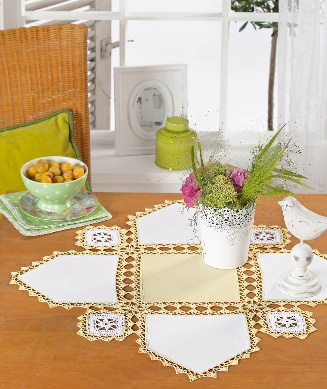 Modische Tischdecke mit handgemachtem, geometrischem Muster. Beigefarbene Akzente, filigrane Spitzenkanten.