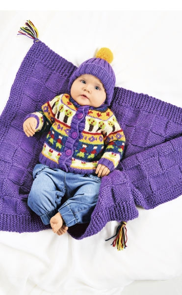 Modischer Stricklook: Bunter Pullover mit ethnischen Motiven, lila Decke. Handgemacht und farbenfroh.