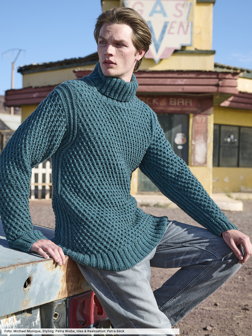 Modellansicht Bild 1: Rollkragen-Pulli im Strukturmuster