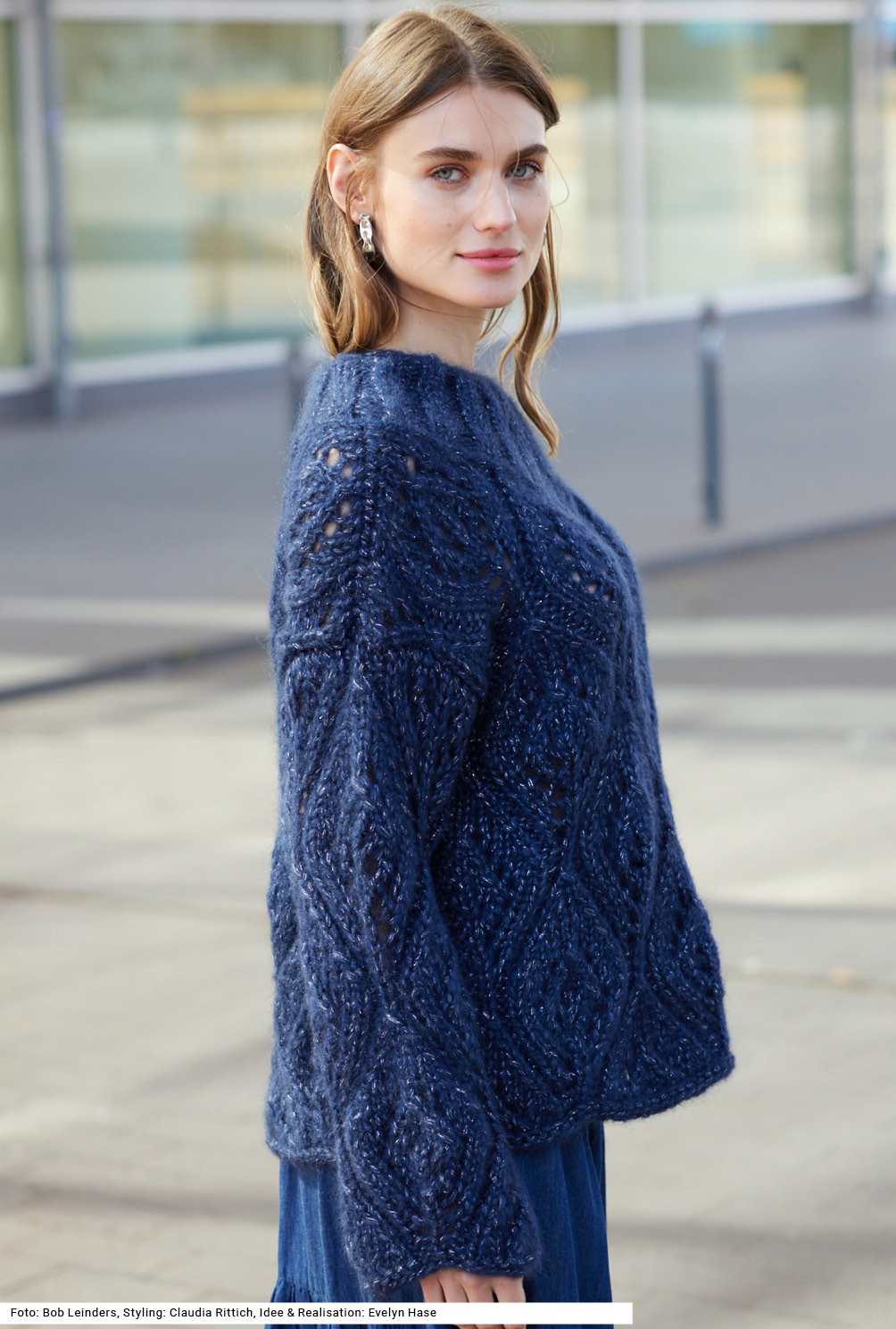Modellansicht Bild 4: Pulli mit weiten Ärmeln im Ajourmuster in Dunkelblau